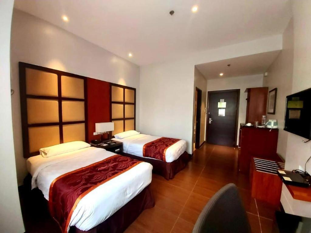 Avenue Suites Bacolod Exterior photo