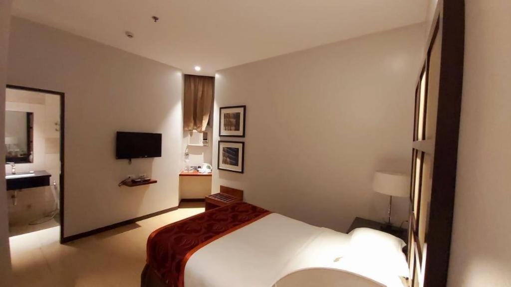 Avenue Suites Bacolod Exterior photo