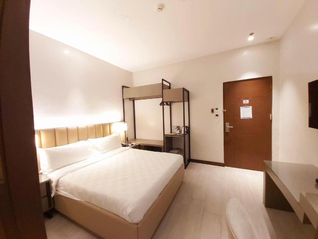 Avenue Suites Bacolod Exterior photo
