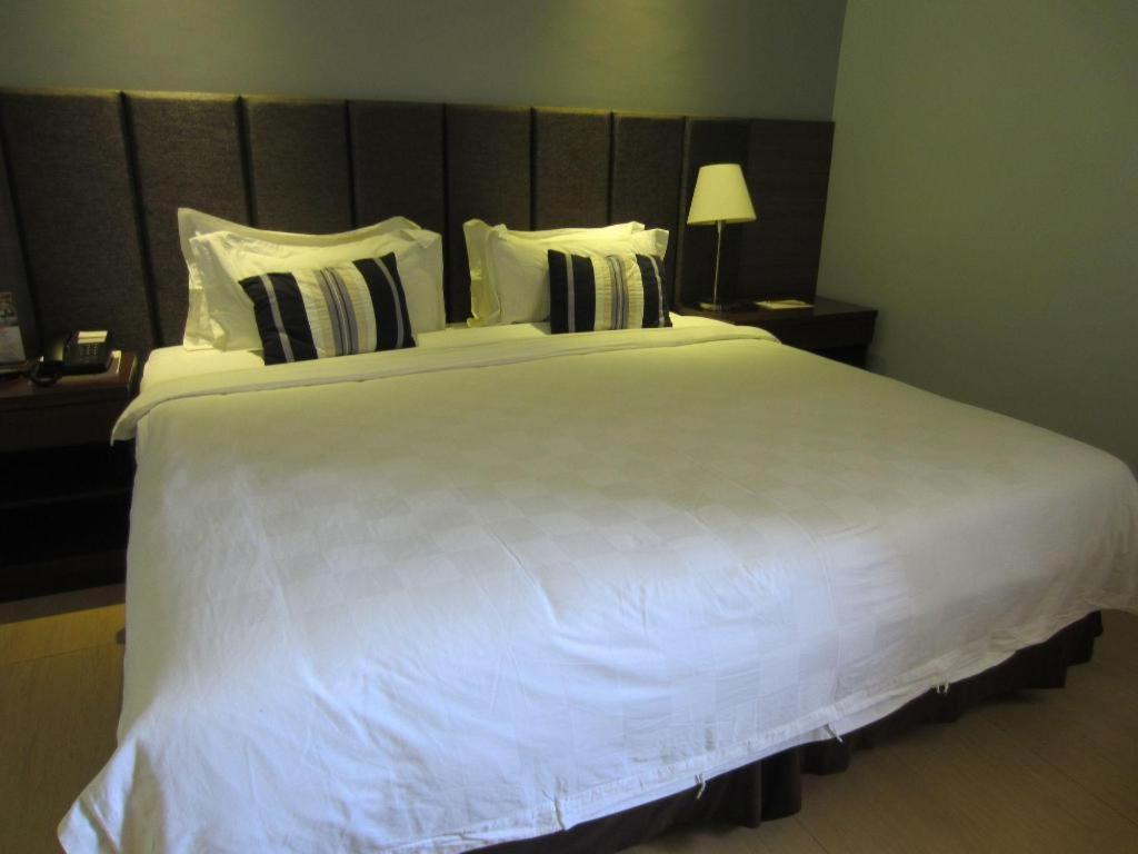 Avenue Suites Bacolod Exterior photo