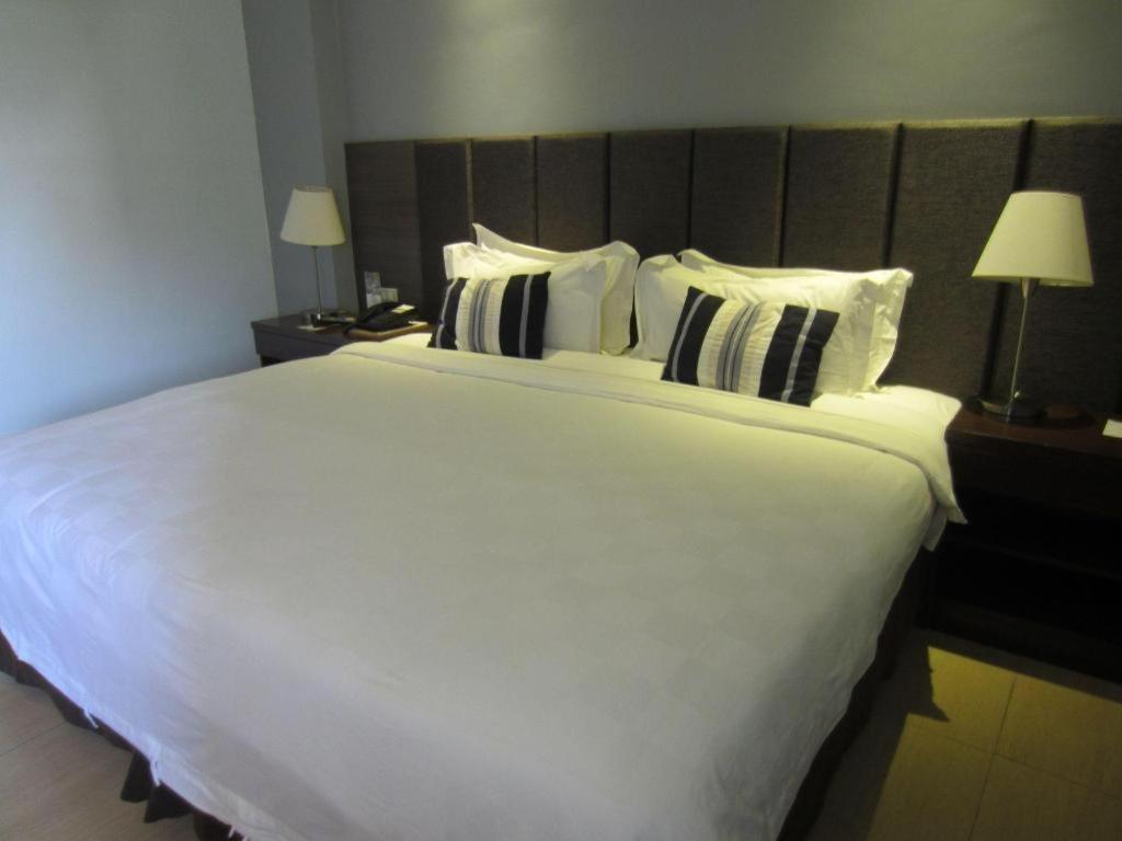 Avenue Suites Bacolod Exterior photo