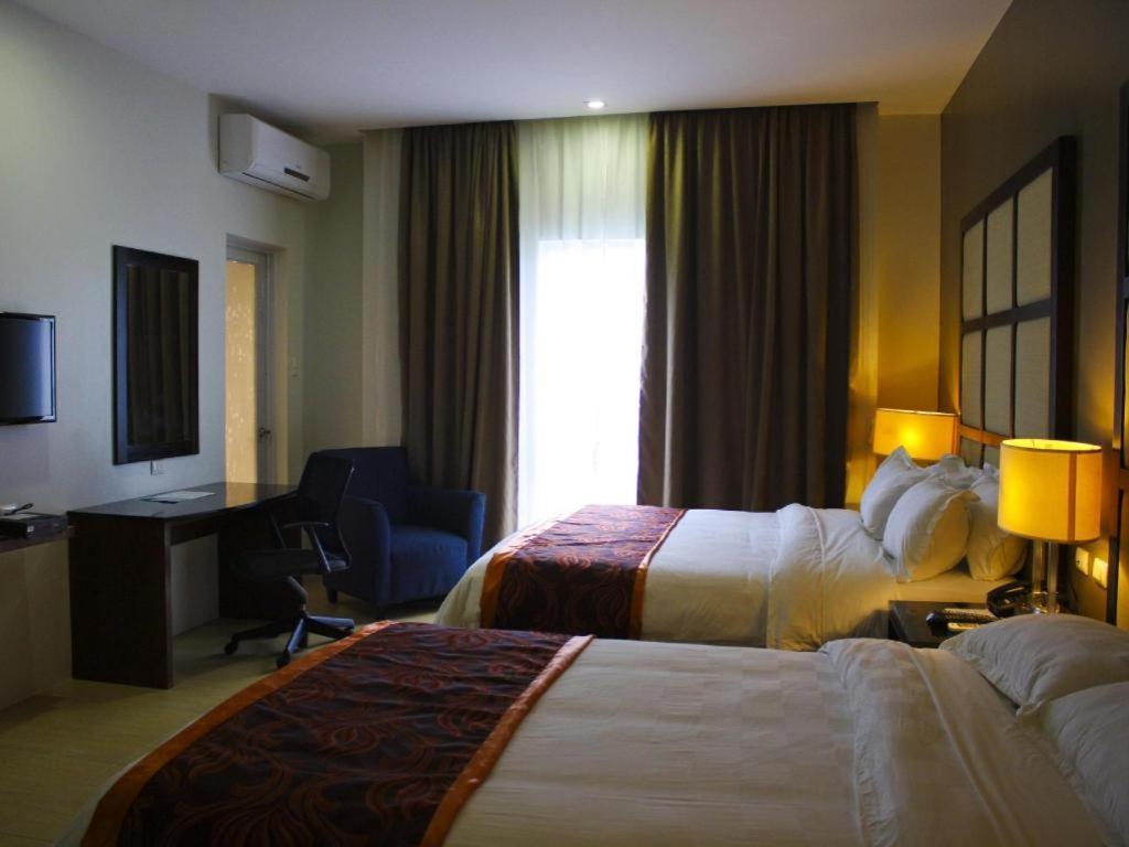 Avenue Suites Bacolod Exterior photo