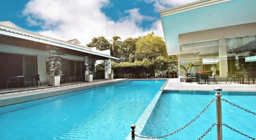 Avenue Suites Bacolod Exterior photo